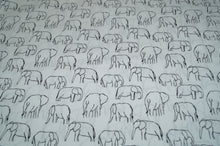 Laden Sie das Bild in den Galerie-Viewer, Baumwoll Popeline mit Elefanten
