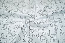 Laden Sie das Bild in den Galerie-Viewer, Baumwoll Popeline mit Elefanten
