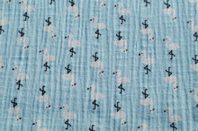 Laden Sie das Bild in den Galerie-Viewer, Musselin Hellblau mit weißen Flamingos

