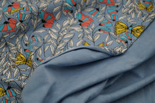 Laden Sie das Bild in den Galerie-Viewer, NEU! Jersey / Baumwolljersey Stahlblau mit Schmetterling-Blumenmuster
